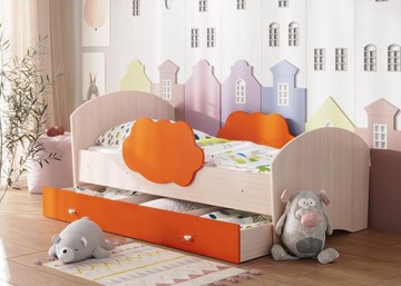 Детская кровать с бортиками Тучка с ящиком, корпус Дуб млечный, фасад Оранжевый во Владивостоке