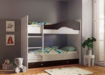 Детская  двухъярусная кровать Мая с 2 ящиками на щитах, корпус Млечный дуб, фасад Венге в Артеме - предосмотр