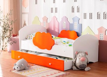 Детская кровать с бортиками Тучка с ящиком, корпус Белый, фасад Оранжевый в Уссурийске