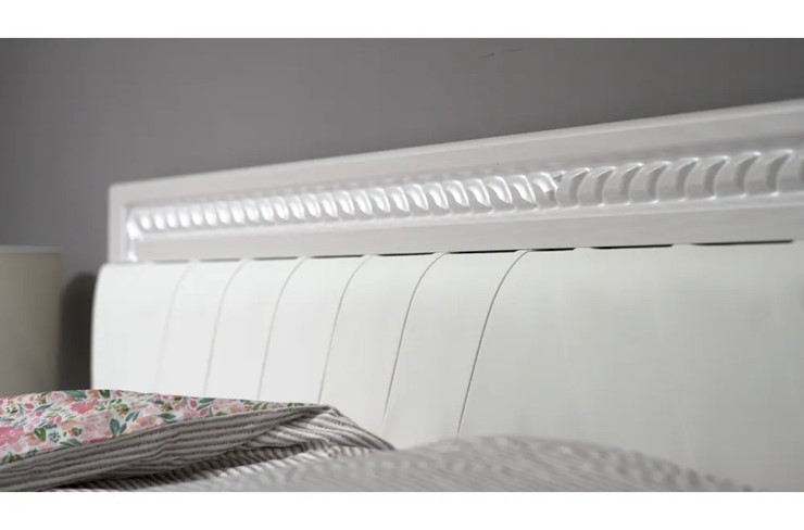 Кровать в спальню Гертруда, М8, 160х200 Экокожа с пуговицами без основания, белая лиственница/ясень жемчужный во Владивостоке - изображение 4